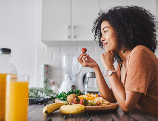 woman eating healthy wondering how long does it take to lose 20 pounds