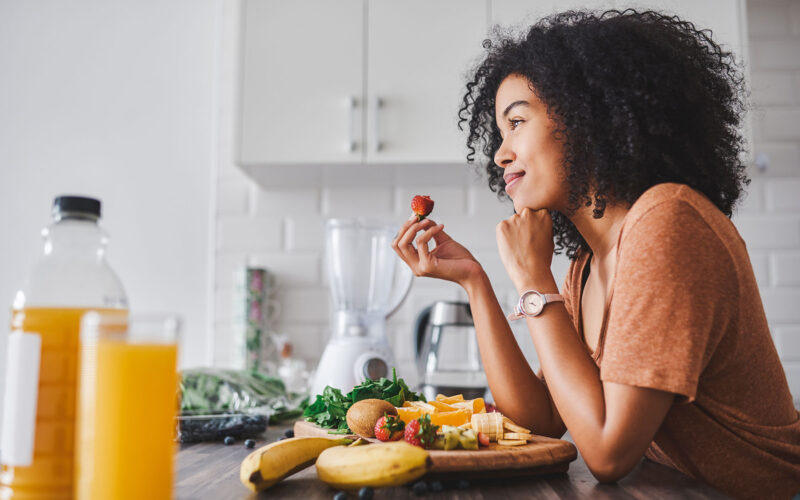 woman eating healthy wondering how long does it take to lose 20 pounds