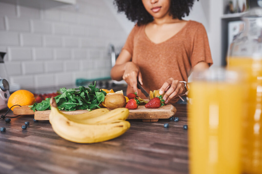 woman preparing healthy weight loss smoothie